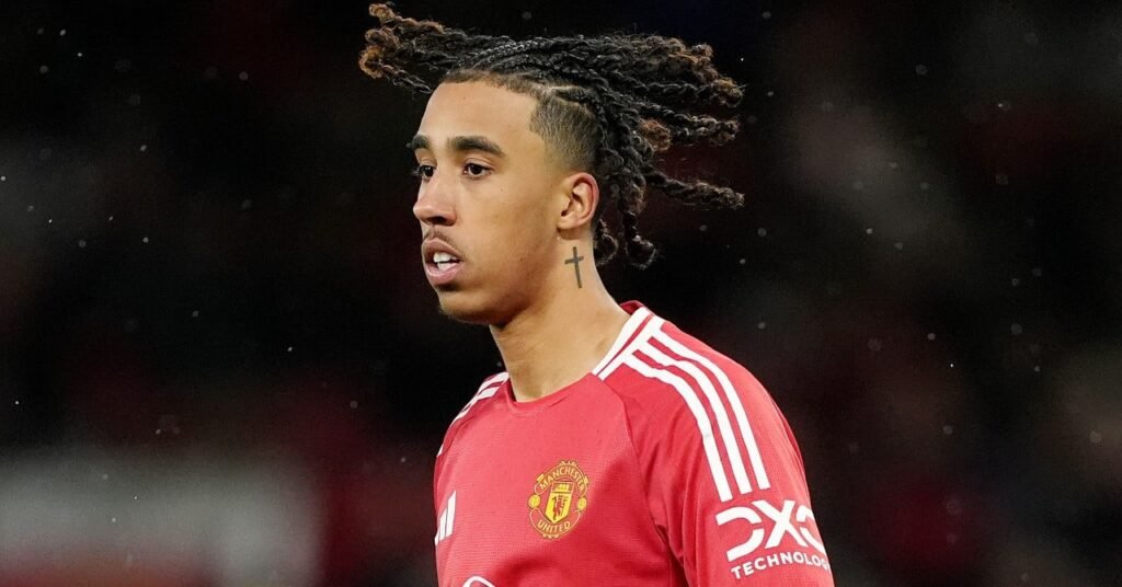 Manchester United, Leny Yoro persiste et signe !