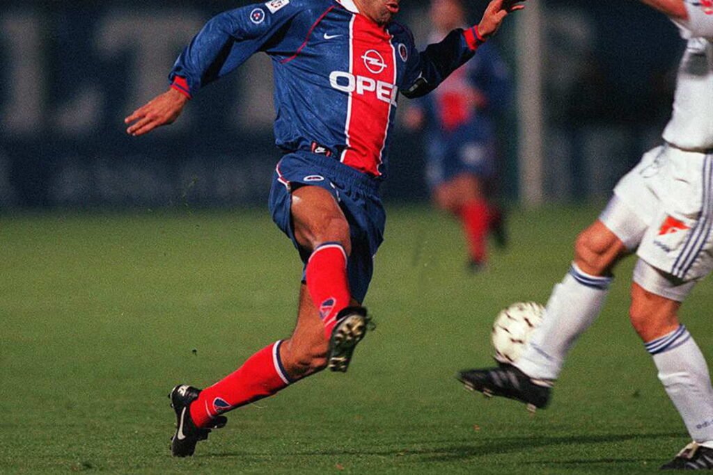 Ancien joueur du PSG, il est ruiné et s'est lancé dans une carrière de chauffeur Uber