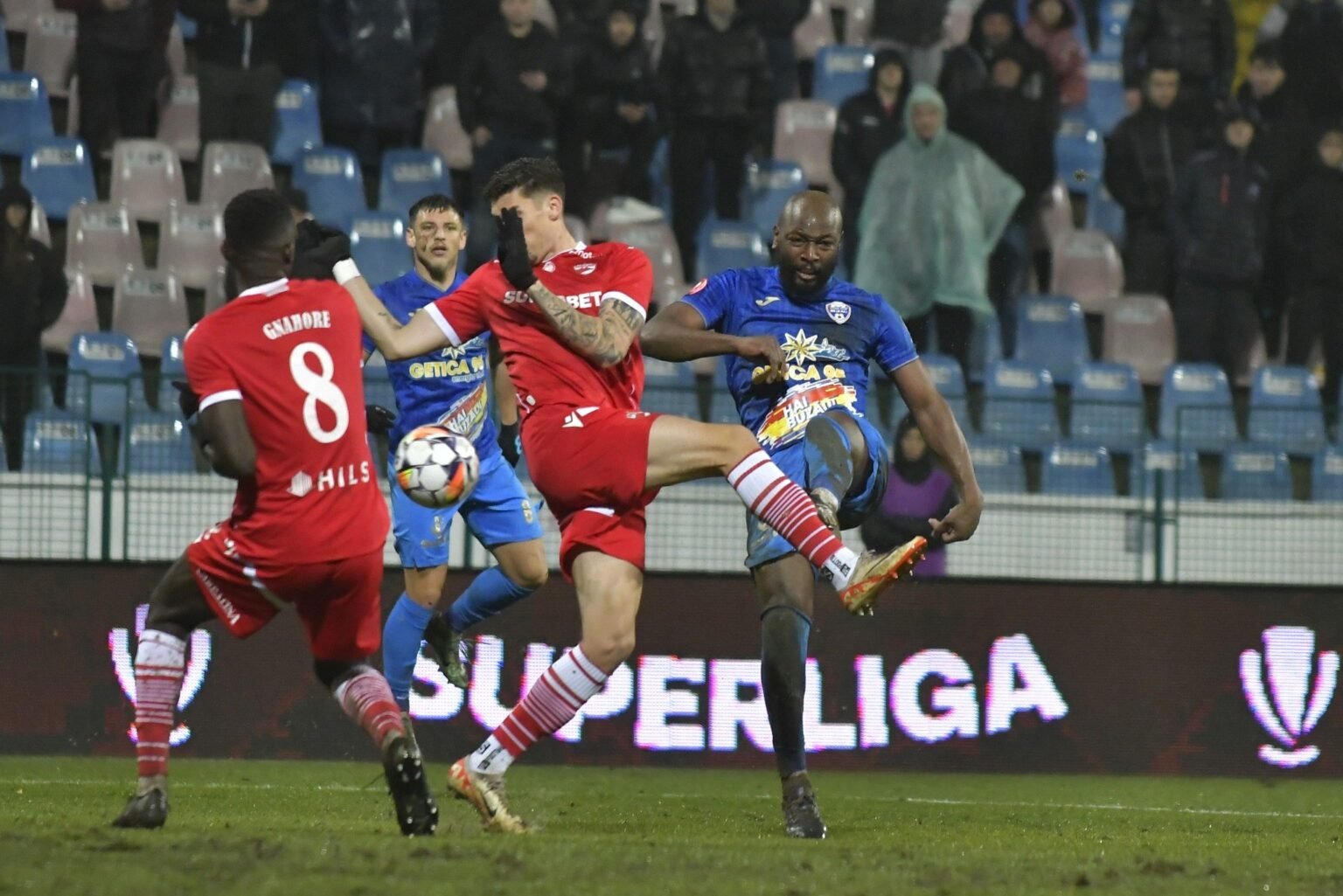 Mike Cestor Botuli et Buzau rechutent devant le Dinamo Bucarest — FOOT.CD