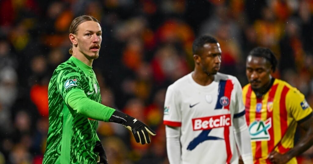 Safonov décisif, le PSG sort Lens aux tirs au but