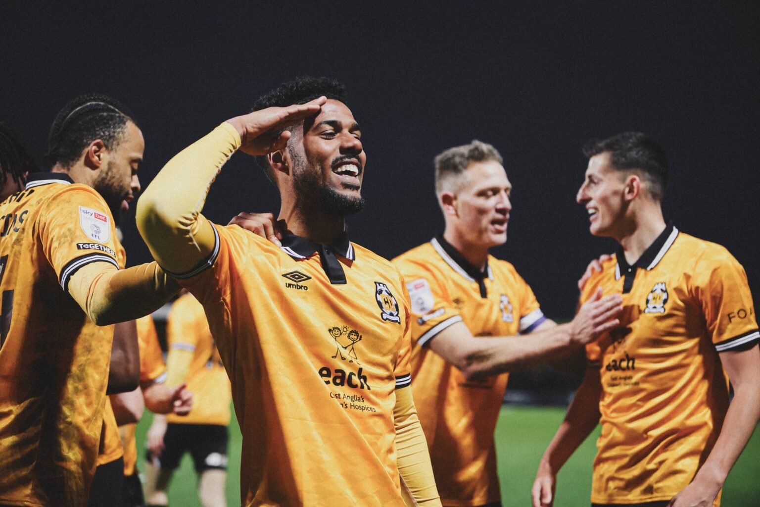 Elias Kachunga et Dan Nlundulu buteurs avec Cambridge United dans le succès face à Shrewsbury Town de Aristote Nsiala — FOOT.CD
