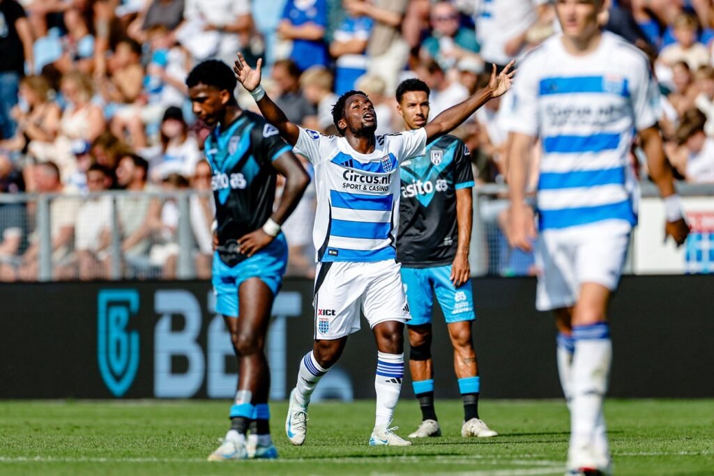 Dylan Mbayo, Thierry Lutonda et le PEC Zwolle coincent devant Waalwijk de Chris Lokesa — FOOT.CD