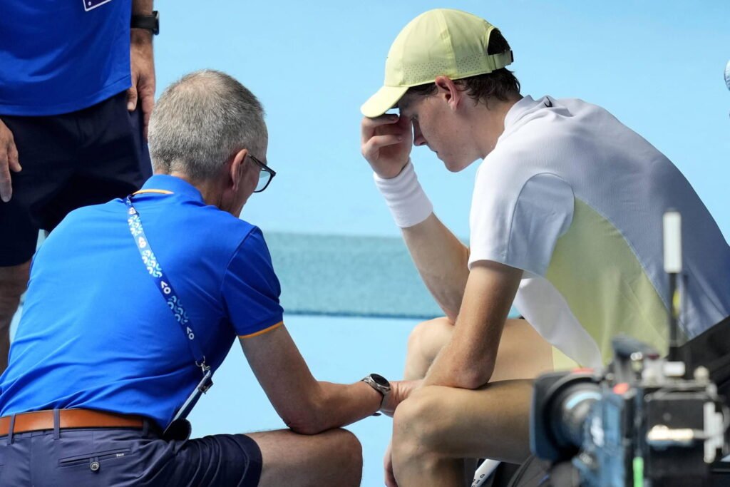 pris de tremblements, Sinner rejoint quand même les quarts, Monfils abandonne, scores et résultats en direct