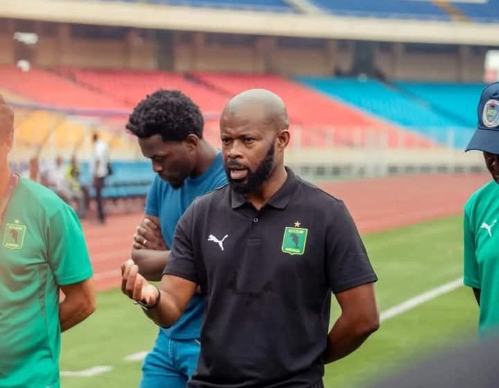 Vie dans nos clubs/VClub:Le coach Youssoupha Dabo a présenté sa liste des indésirables au comité du club. Vie dans nos clubs/VClub:Le coach Youssoupha Dabo a présenté sa liste des indésirables au comité du club.