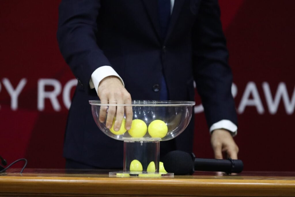 un tirage au sort dans des conditions surréalistes