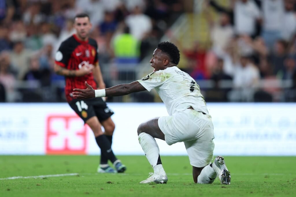 La grosse colère de Vinicius, retenu par ses coéquipiers dans le tunnel La grosse colère de Vinicius, retenu par ses coéquipiers dans le tunnel