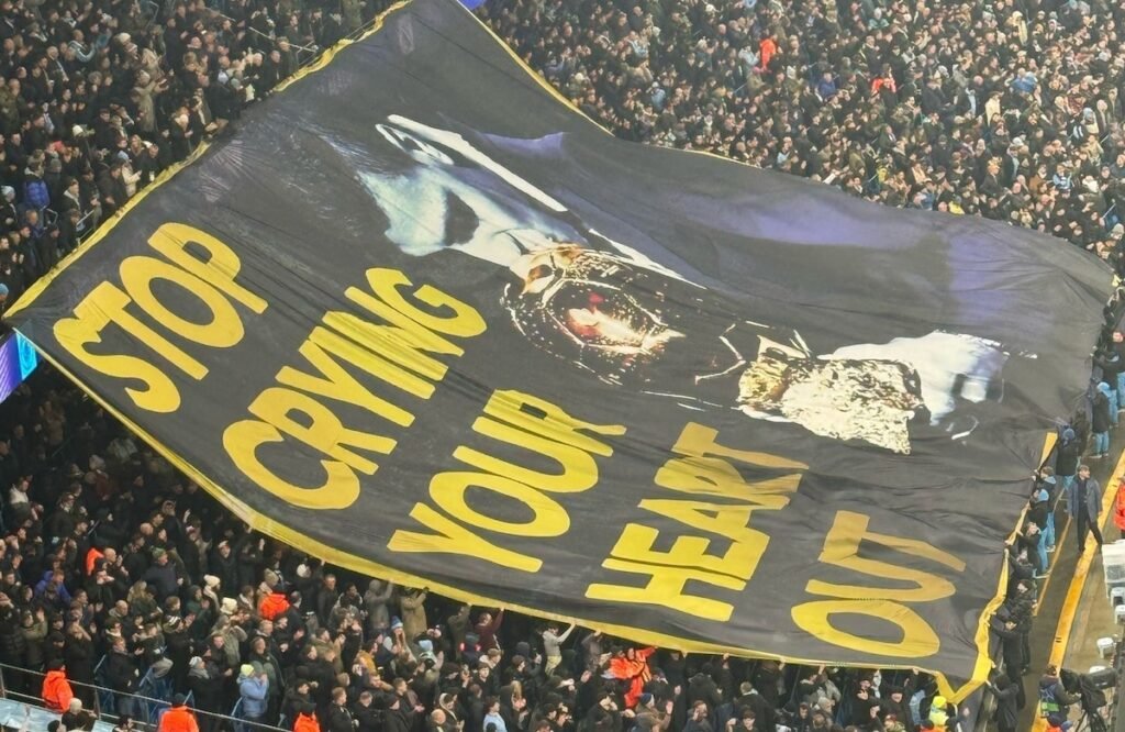 La oriflamme déployée par les supporters de City ne visait pas Vinicius ! La banderole déployée par les supporters de City ne visait pas Vinicius !