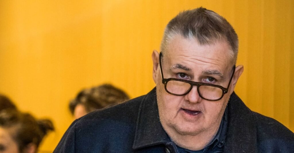 Pierre Ménès, la veste réversible