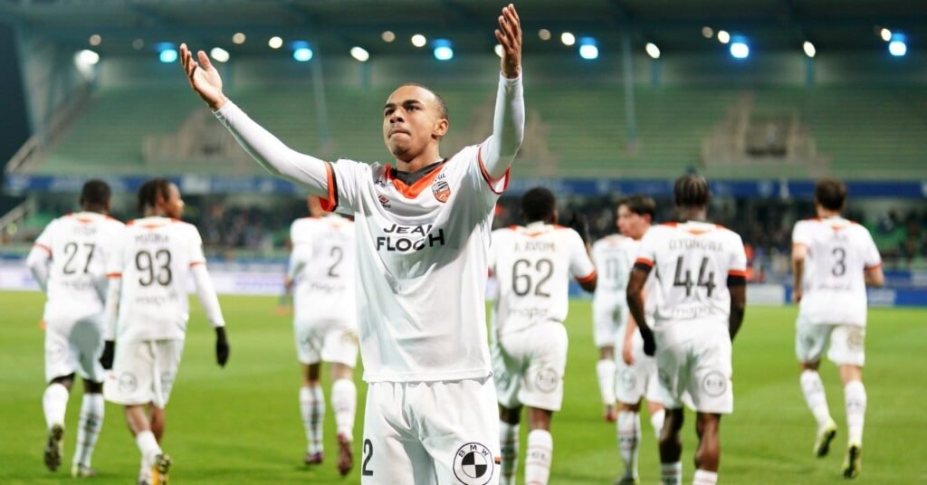 Lorient prend le large en tête