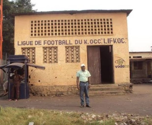 Mégestion à la effigie de la LIFKOC:Un écrivain champion et anachronique évaluateur sollicite du CONOR une indispensable et sérieuse consultation. Mégestion à la tête de la LIFKOC:Un journaliste sportif et ancien arbitre sollicite du CONOR une urgente et sérieuse enquête.