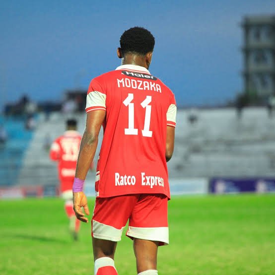 Mercato : La longévité du protocole de Dennis Modzaka envers l’AS Vita Association bref connue Mercato : La durée du contrat de Dennis Modzaka avec l'AS Vita Club enfin connue