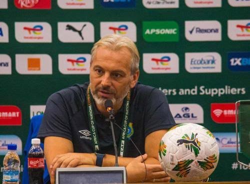 Léopards : « Cédric Bakambu anecdote davantage sujet du essai de la RDC », prémuni Sébastien Desabre Léopards : "Cédric Bakambu fait encore partie du projet de la RDC", affirme Sébastien Desabre