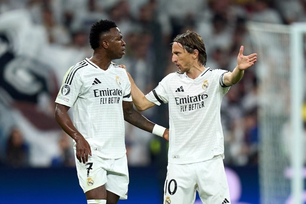Modric recadre Vinicius en empilé rivalité Modric recadre Vinicius en plein match