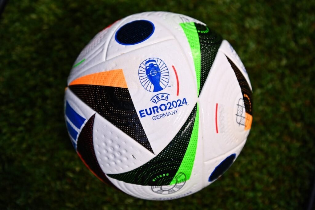 Un ballon de l'Euro et de la Ligue des champions pour Liberia-Tunisie !