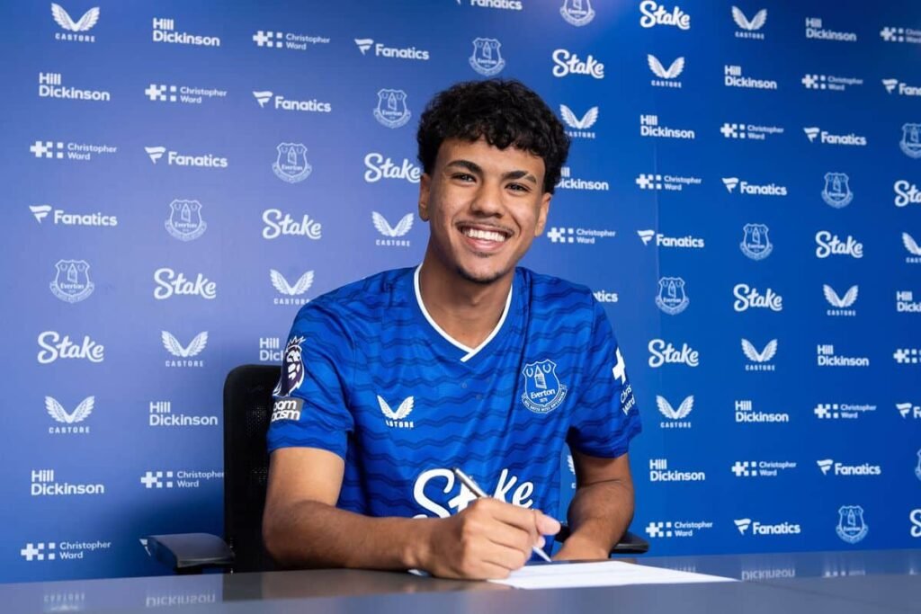 Le jeune latéral marocain quitte le Bayern Munich pour Everton