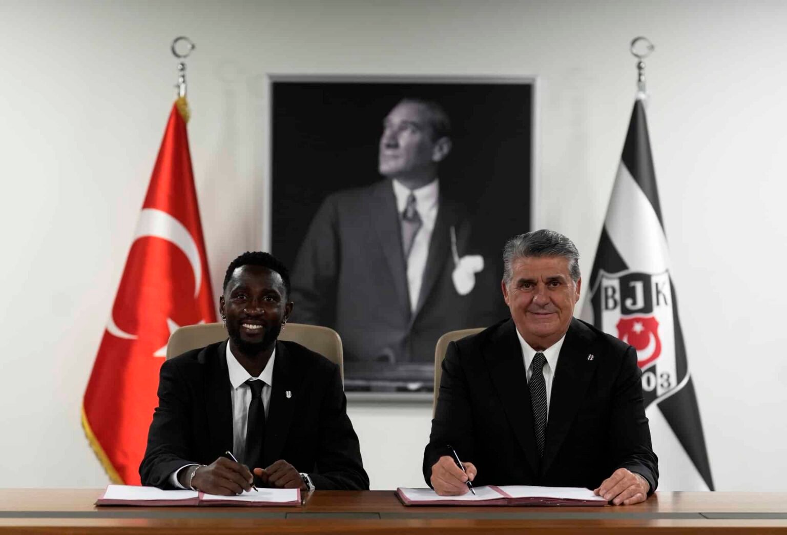 Le milieu nigérian rejoint Besiktas (Vidéo) Le milieu nigérian rejoint Besiktas (Vidéo)
