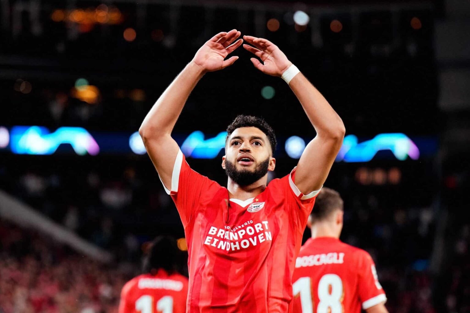 Le Marocain reçoit un précieux conseil de son entraîneur du PSV Le Marocain reçoit un précieux conseil de son entraîneur du PSV