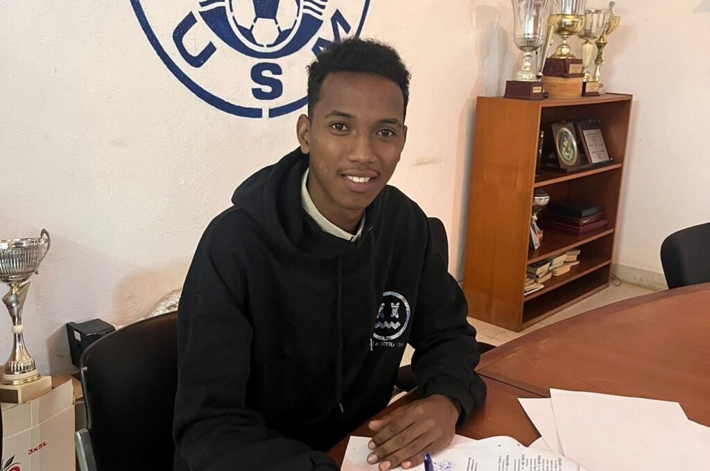 Behaja Randriamalala signe son premier contrat professionnel