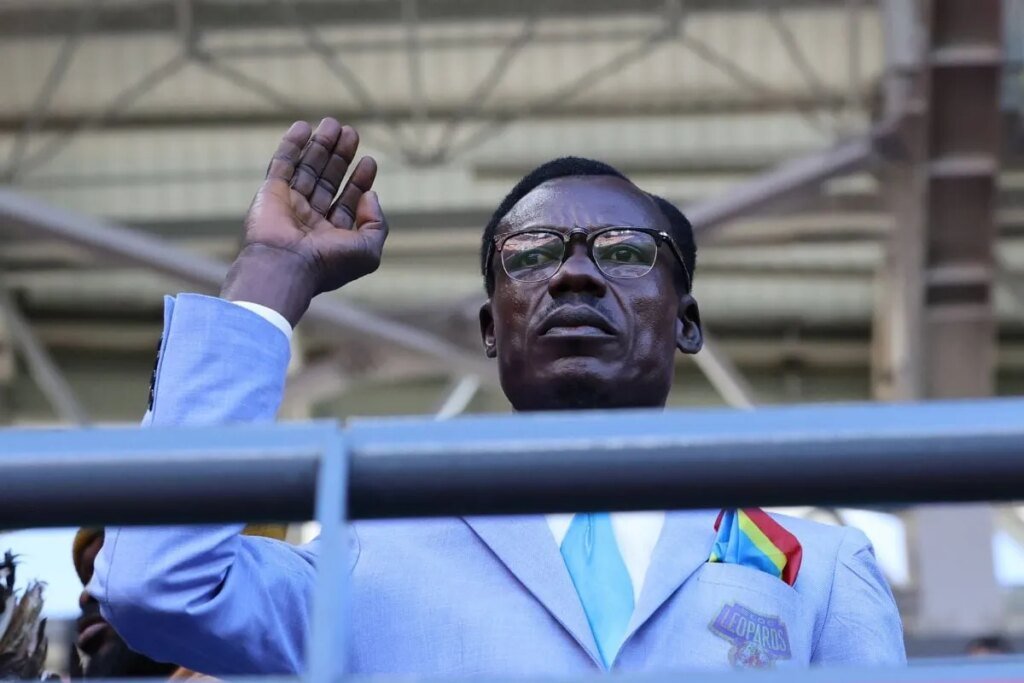 le cadeau rétro du Maroc pour le supporter-statue Lumumba VEA