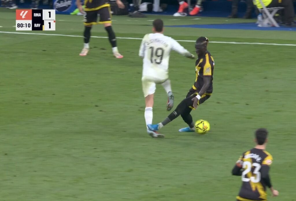 Le Sénégalais s'excuse après un tacle assassin sur Valverde (Vidéo)