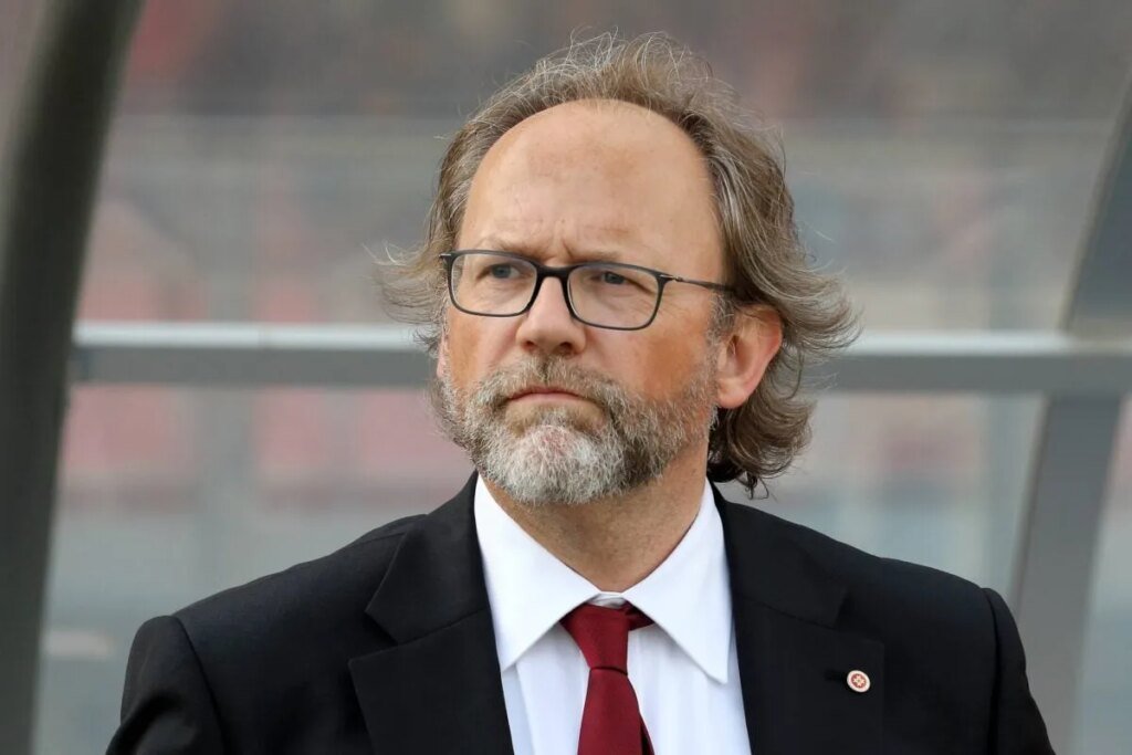 le ministre des Sports réclame son départ, Tom Saintfiet met les choses au clair le ministre des Sports réclame son départ, Tom Saintfiet met les choses au clair