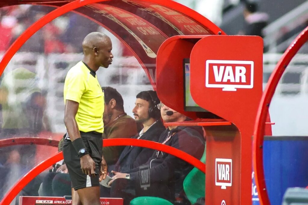 les couacs en série avec l'arbitrage vont faire une victime à la CAF