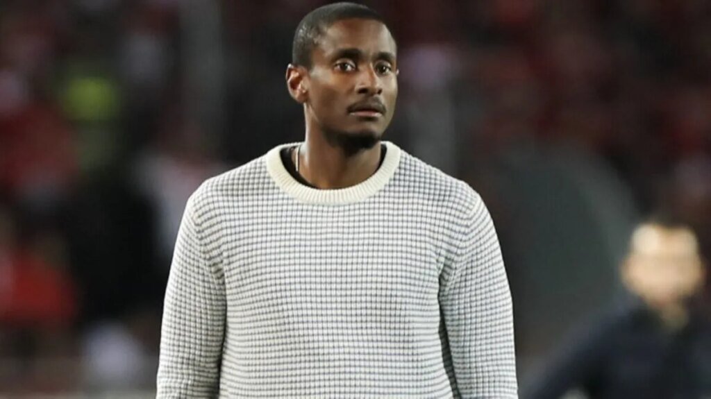 16 000 dollars cachés dans les chaussures, Rhulani Mokwena arrêté par la douane à son départ d’Algérie ? 16 000 dollars cachés dans les chaussures, Rhulani Mokwena arrêté par la douane à son départ d'Algérie ?