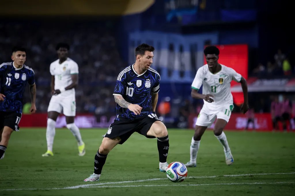 La queue des joueurs de la Mauritanie devant le vestiaire de l’Argentine pour récupérer le maillot de Messi La queue des joueurs de la Mauritanie devant le vestiaire de l'Argentine pour récupérer le maillot de Messi