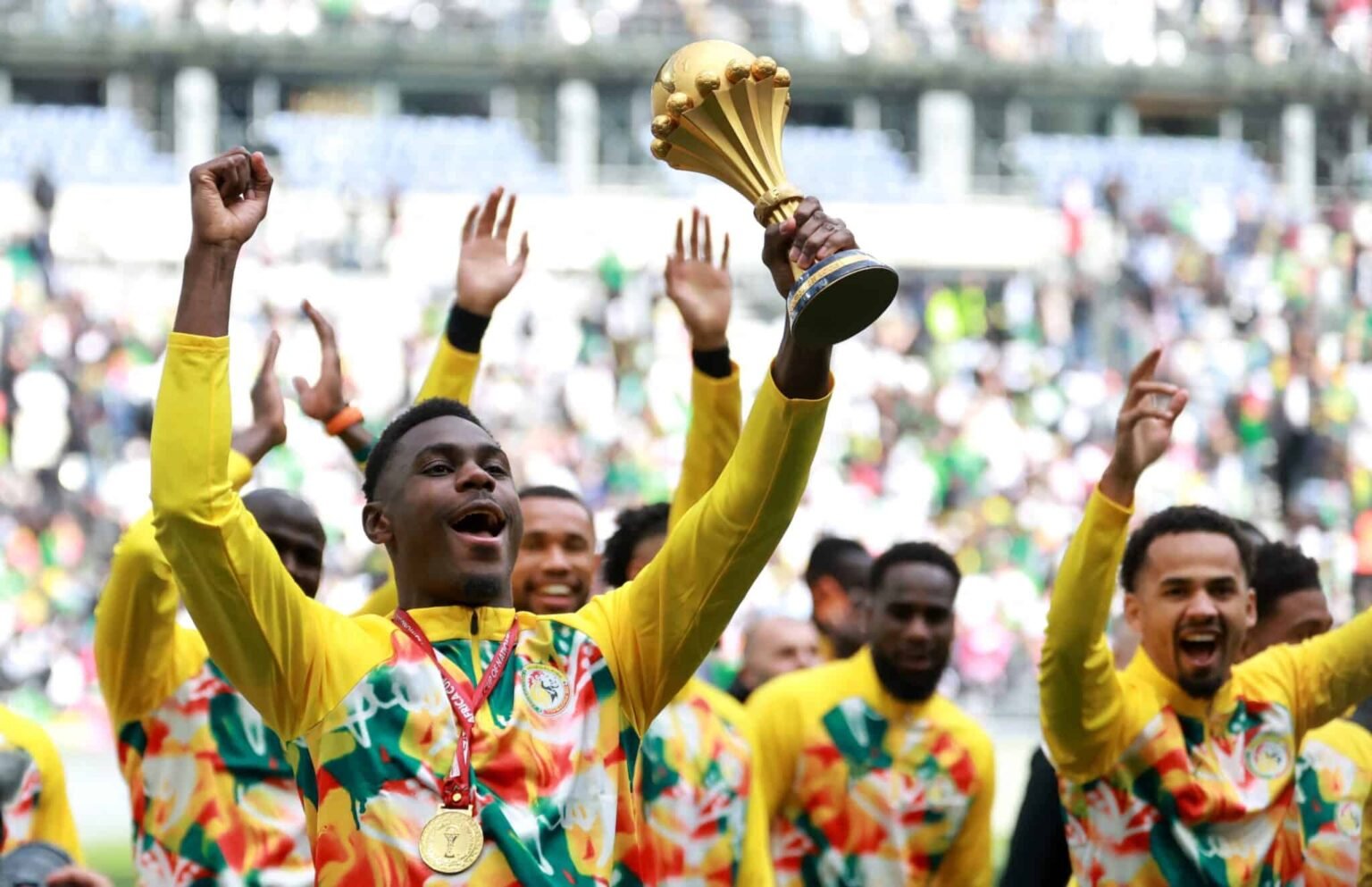 Amical : Avant Sénégal-Pérou, les Lions ont présenté le trophée de la CAN 2025 à leurs supporters Amical : Avant Sénégal-Pérou, les Lions ont présenté le trophée de la CAN 2025 à leurs supporters