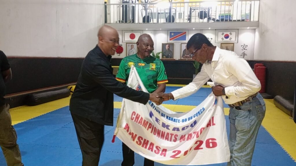 Karaté:En prévision de l’organisation de championnat au niveau de chaque zone,Me Tshisekedi Claude, élu président de la Fekaco a remis des fanions aux présidents de zone.