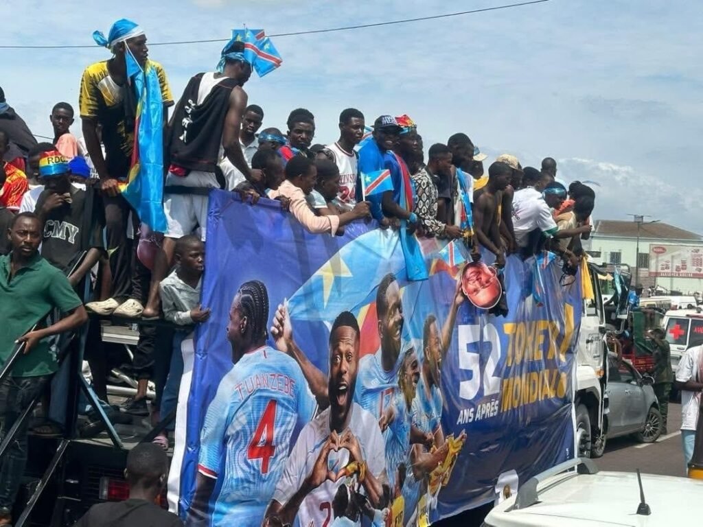 les supporteurs sur les toits pour saluer les Léopards ! les supporteurs sur les toits pour saluer les Léopards !
