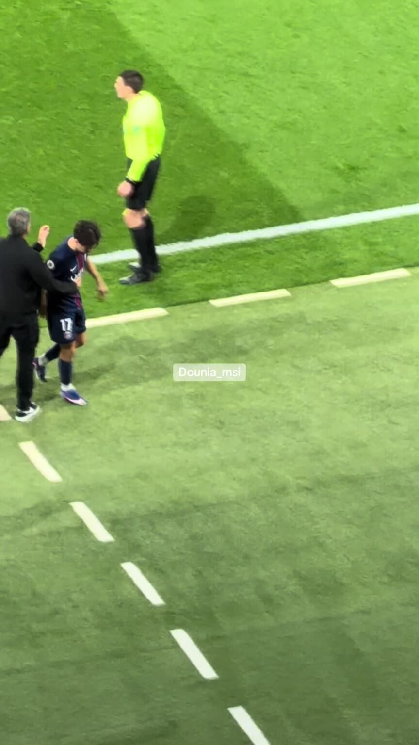 Vitinha sort en boitant — PSG 0-2 OL (via Dounia Mesli @ATS_fr)