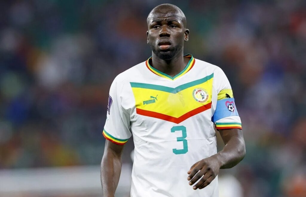 "Mes yeux n'ont jamais vu une blessure comparable", le Sénégal tremble pour Kalidou Koulibaly