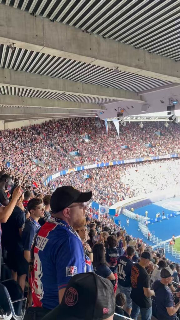 🔴🔵 Parc des Princes en fusion — Les supporters parisiens « bouillants » pour la finale Ligue des Champions face à Arsenal 🏆 - Africa Top Sports