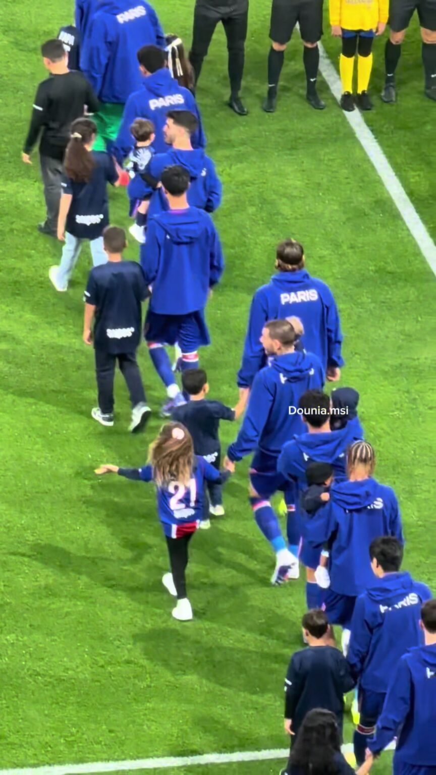 L entree magistrale des joueurs du PSG pour le dernier match au Parc via Dounia Mesli ATS_fr - Africa Top Sports