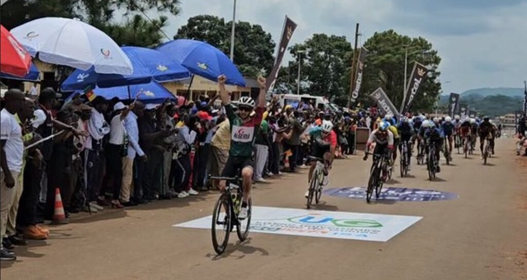 Tour du Cameroun 2026 : Assal enchaîne une troisième victoire, Rodrigue Kuéré garde le maillot jaune - Africa Top Sports