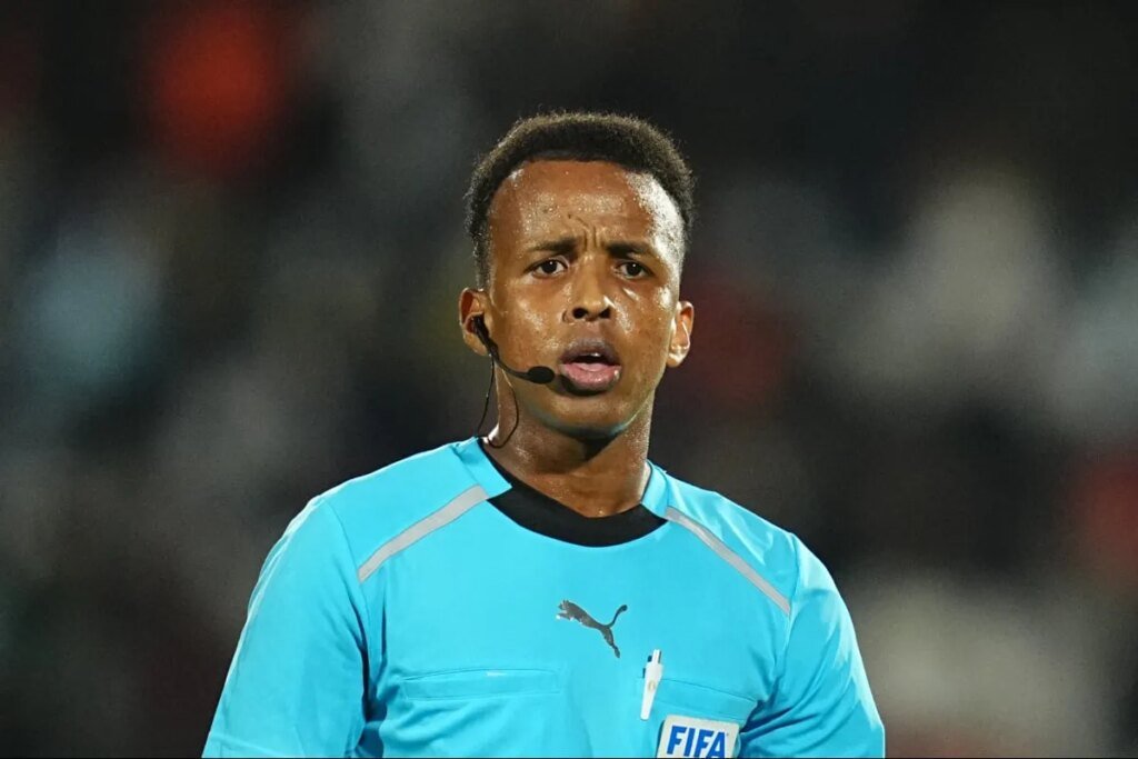 un énorme scandale avec l'arbitre Omar Artan, recalé à son arrivée aux Etats-Unis !