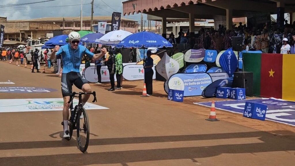 Tour cycliste du Cameroun : Leo Charrois remporte la 5è étape et s’empare du maillot jaune - Africa Top Sports